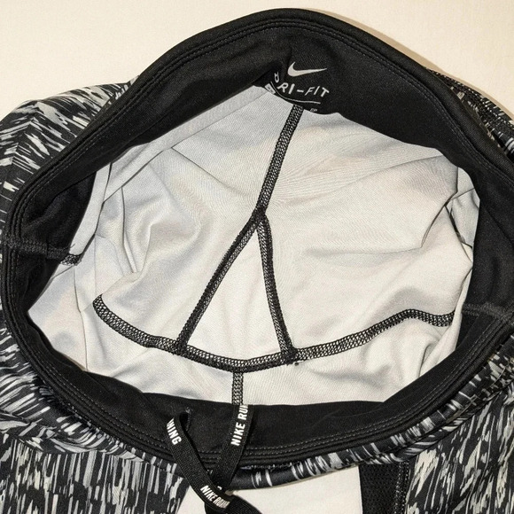 Nike women's graphic DRI-FIT tight running Capri leggings, size XS , black/white - Picture 6 of 10